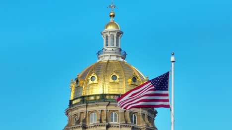 Goldene-Kuppel-Des-Iowa-State-Capitol-Building-In-Des-Moines,-Ia