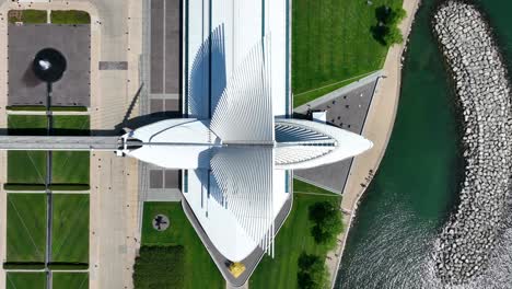 Top-down-shot-of-Milwaukee-Art-Museum