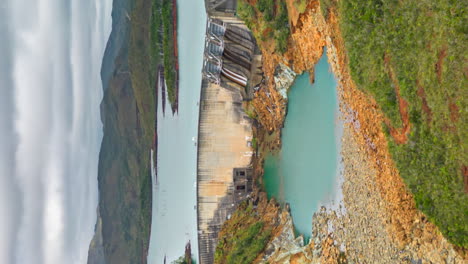 Vertikaler-Hyperlapse-Flug-In-Richtung-Yaté-Staudamm,-Neukaledonien-über-Einer-Einzigartigen-Landschaft