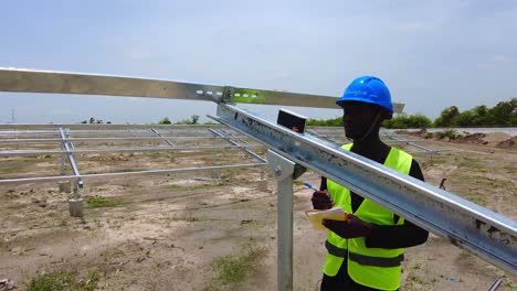 Schwarzafrikanischer-Ingenieur,-Der-Messungen-Des-Neigungswinkels-Der-Solarpanel-Array-Struktur-Vornimmt