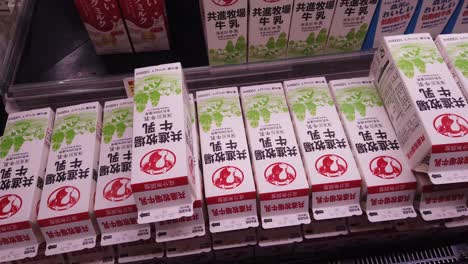 Langsamer-Schwenk,-Der-Den-Steigenden-Yen-Preis-Für-Produkte-In-Japanischen-Supermärkten-Zeigt