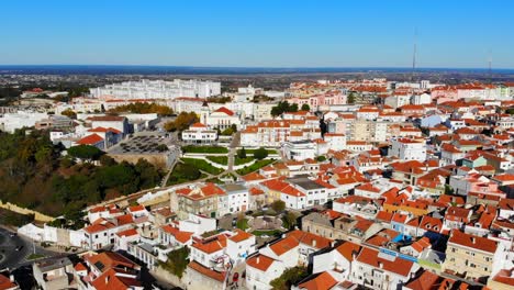 Drohnenschuss,-Der-über-Der-Stadt-Palmela-In-Portugal-Nach-Unten-Kippt