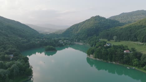 Malerische-Berglandschaft-Rund-Um-Den-Fluss-Doftana-In-Paltinu,-Rumänien