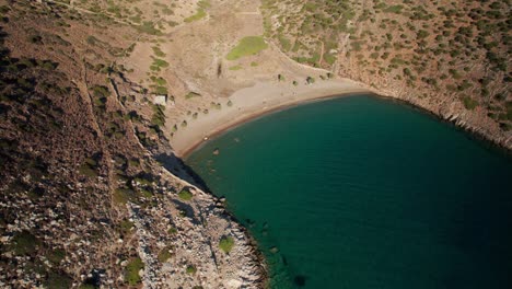 Luftpanorama-über-üppige-Grün-blaue-Wasserwellen,-Die-In-Eine-Ruhige,-Friedliche-Bucht-In-Syros,-Griechenland,-Varvarousa-Eindringen