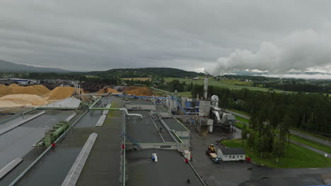 Sale-Humo-De-La-Chimenea-De-La-Planta-Industrial-Del-Fabricante-De-Madera-En-Braskereidfoss,-Noruega