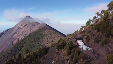 Basislagerzelte-Zur-Touristischen-Besichtigung-Des-Feuervulkans-In-Guatemala
