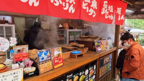 Garküche-In-Der-Japanischen-Vulkanküche,-Die-Mit-Der-Hitze-Der-Geothermischen-Quellen-Kocht