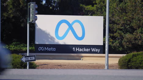 Straßenschild-Für-Meta-Hauptquartier-Auf-1-Hacker-Way-In-Menlo-Park,-Kalifornien