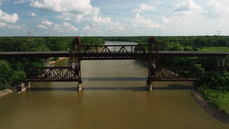 Historische-Eisenbahnbrücke-über-Den-White-River-In-De-Valls-Bluff,-Arkansas,-USA