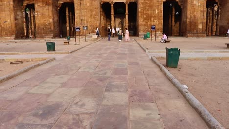 Antigua-Gran-Mezquita-Llamada-Adhai-Din-Ka-Jhonpra-Arquitectura-Vintage-En-El-Día-Desde-Diferentes-ángulos-El-Video-Se-Tomó-En-Adhai-Din-Ka-Jhonpra-En-Ajmer-Rajasthan-India-El-19-De-Agosto-De-2023