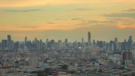 Hermoso-Horizonte-Panorámico-De-Bangkok-En-Tailandia-Con-Rascacielos-En-La-Distancia