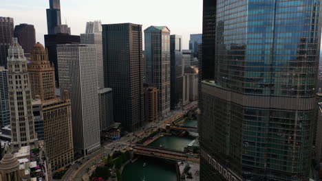 Aerial-view-overlooking-the-river,-in-middle-of-skyscrapers-of-downtown-Chicago,-USA