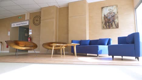 Langsam-Rotierende-Aufnahme-Eines-Sitzbereichs-In-Einem-Modernen-Luxus-Spa-Hotel
