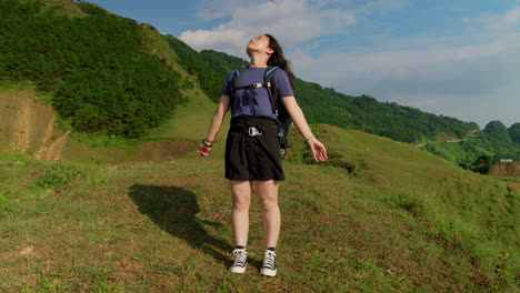 Junge-Asiatische-Rucksacktouristin-Feiert-Das-Leben-Und-Atmet-Frische,-Unverschmutzte-Luft-Während-Einer-Trekkingreise-Zu-Zielen-In-Den-Bergen