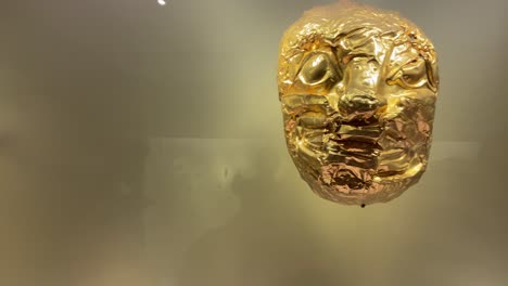 Gold-artifacts-and-treasures-of-indigenous-culture-displayed-in-a-museum-showcase
