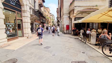Straßenszene-Im-Stadtzentrum-Von-Verona,-Italien