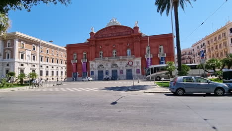Straßenansicht-Der-Fassade-Des-Petruzzelli-Theaters-In-Bari,-Apulien,-Italien