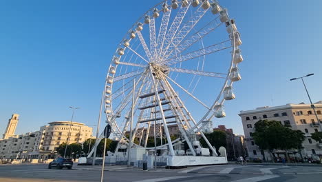 Das-Riesenrad-Blue-Sky-Wheel-In-Bari-Apulien-Italien