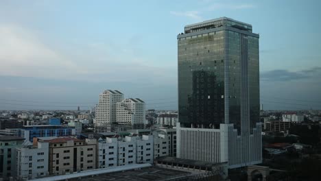Hora-Azul-De-Un-Edificio-De-La-Ciudad-En-Bangkok,-Tailandia