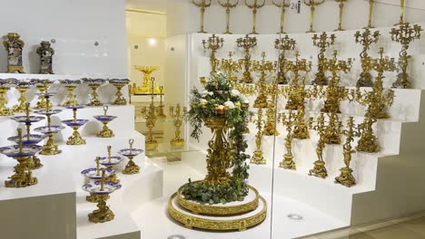 Exhibición-Extravagante-De-Vajilla-Dorada-De-Bronce-Del-Siglo-XIX-En-El-Museo-Sissi-De-Viena,-Austria