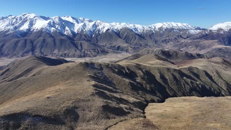 Drones-Vuelan-Sobre-La-Montaña,-Revelan-La-Belleza-De-La-Naturaleza,-Invierno-De-Nueva-Zelanda