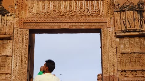 Antigua-Gran-Mezquita-Llamada-Adhai-Din-Ka-Jhonpra-Arquitectura-Vintage-Con-Devotos-Visitando-Durante-El-Día-El-Video-Se-Toma-En-Adhai-Din-Ka-Jhonpra-En-Ajmer-Rajasthan-India-El-19-De-Agosto-De-2023