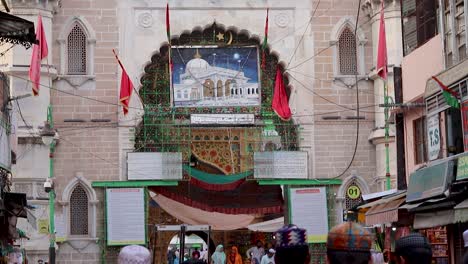 Altes-Sufi-Grab-Des-Sufi-Heiligen-Khawaja-Moinuddin-Chishti-Dargah-Mit-Besuchern-Am-Tag.-Das-Video-Wurde-Am-19.-August-2023-In-Khwaja-Gharib-Nawaz-Dargah-Sharif-In-Ajmer,-Rajasthan,-Indien,-Aufgenommen