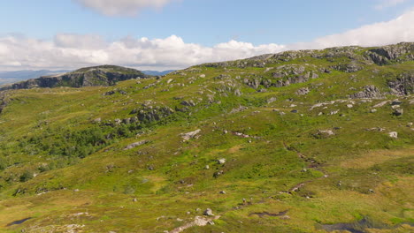 Blick-Aus-Der-Vogelperspektive-Auf-Wanderer,-Die-Auf-Einem-Bergpfad-An-Der-Westküste-Norwegens-Wandern