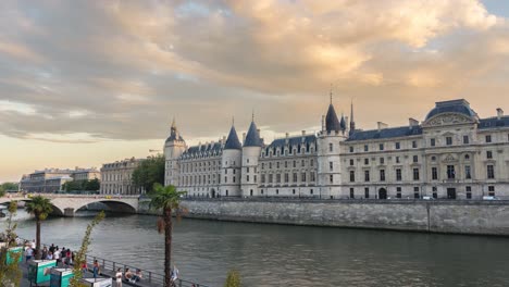 Time-Lapse-View-of-Paris-Island-"Ile-de-la-Cite":-City-Palace-and-River-Seine-in-Foreground,-Stunning-Sky-and-Iconic-Scenery-in-France's-Capital