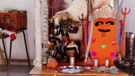 Statue-Des-Hinduistischen-Gottes-Lord-Bhairavnath-Am-Antiken-Tempel-Aus-Einem-Anderen-Blickwinkel.-Das-Video-Wurde-Am-19.-August-2023-Im-Shaktipeeth-Shri-Chamunda-Mata-Tempel-In-Ajmer,-Rajasthan,-Indien,-Aufgenommen