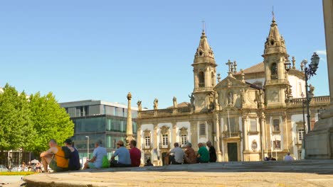 Personas-En-La-Plaza-Long-Charles-Amarante-Con-La-Iglesia-De-San-Marcos-En-Braga,-Portugal