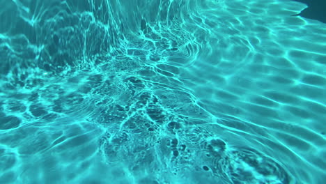 Unterwasser-Zeitlupe-Des-Lichts,-Das-Vom-Boden-Eines-Schwimmbads-Aus-Nächster-Nähe-Reflektiert-Wird