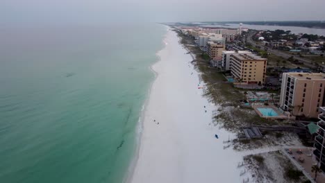Destin-Florida-Morgenluftaufnahme-Von-Strand--Und-Wasserhotels-Und-Resorts-Am-Destin-Beach-In-Florida-An-Der-Küste-Des-Golfs-Von-Mexiko
