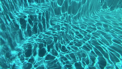 Unterwasser-Zeitlupe-Von-Licht,-Das-Vom-Boden-Eines-Schwimmbeckens-Reflektiert-Wird