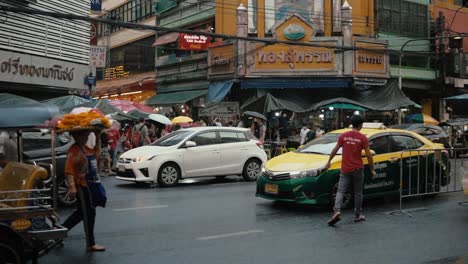 Menschen,-Die-An-Einem-Regnerischen-Tag-Durch-Chinatown-In-Bangkok,-Thailand,-Spazieren