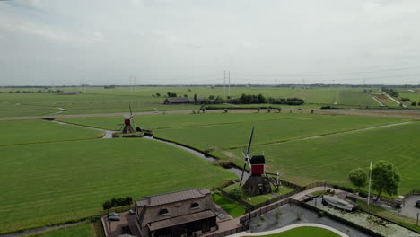 Vista-Aérea-De-Los-Antiguos-E-Históricos-Molinos-De-Balancín-De-Doesmolen-En-El-Campo-Con-Pólderes-En-Hoogmade,-Países-Bajos