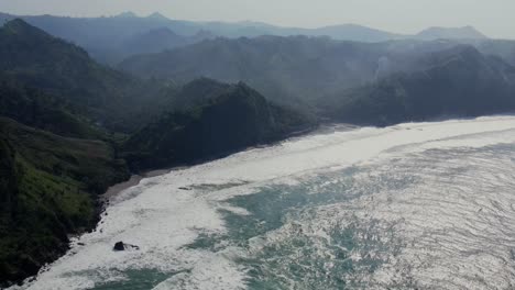 Luftaufnahme-Von-Weißen,-Schaumigen-Wellen,-Die-Am-Menganti-Strand-In-Zentral-Java,-Indonesien,-Zusammenbrechen