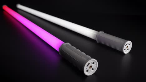 Tubos-LED-Nanlite-Iluminados-Sobre-Una-Superficie-Negra-Brillante.