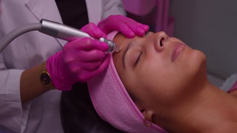 Pretty-girl-getting-facial-skin-care-treatment-at-a-spa-with-a-lazer-tool