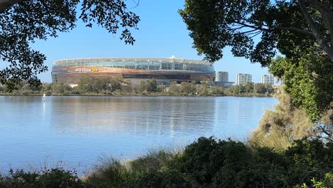 Optus-Stadium-Perth-Blick-über-Den-Swan-River-Durch-Äste
