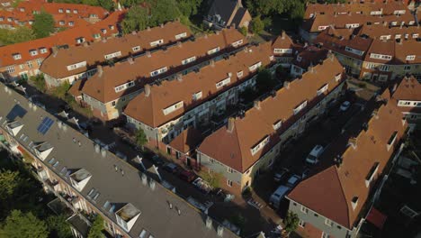 Draufsicht-Auf-Typisch-Orangefarbene-Niederländische-Dächer-Und-Häuser-In-Der-Wohngegend-Punkt-4-Von-4