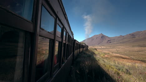 Ein-Sehr-Alter-Zug-Aus-Holz-Und-Eisen-Namens-Patagonia-Express-Oder-La-Trochita-In-Argentinien,-Gefilmt-Von-Den-Fenstern