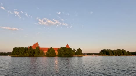 Trakai-Burg,-Mittelalterliche-Gotische-Inselburg,-Im-Galve-See-Gelegen