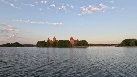 Castillo-De-Trakai,-Castillo-Gótico-Medieval-De-La-Isla,-Ubicado-En-El-Lago-Galve