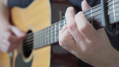 Seitenansicht-Eines-Gitarristen,-Der-Fingerstyle-Auf-Einer-Akustischen-Stahlsaitengitarre-Spielt