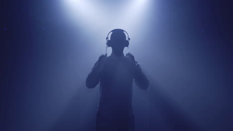 Hintergrundbeleuchtete-Silhouette-Eines-DJ-Mannes,-Saxophonisten,-Sängerin-Und-Sängerin,-Die-Zu-Beginn-Ihres-Auftritts-Auf-Der-Bühne-Steht