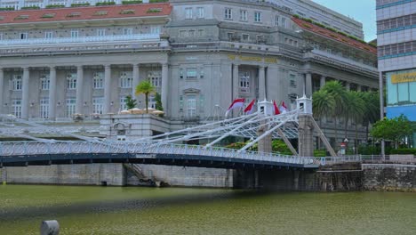 Walking-towards-the-Cavenagh-Bridge-with-the-Fullerton-Hotel-Singapore-in-the-background