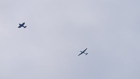 Avión-Volando-En-El-Cielo-Y-Remolcando-Aviones-Planeadores-A-Gran-Altura.