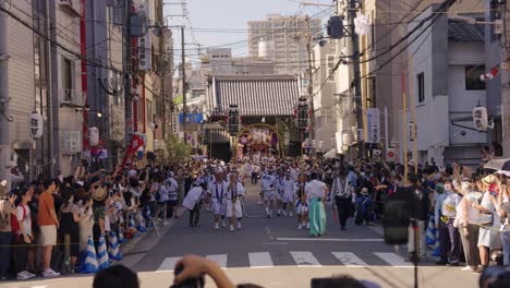 Tenma-Osaka,-Priests-Being-To-Parade-from-Shine-for-Tenjin-Festival