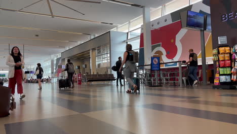 Reisende,-Die-Am-18.07.2023-Mit-Koffern-Am-Bearspaw-Café-Vorbei-Durch-Den-Boarding-Bereich-Am-Flughafen-Calgary-YYC-Laufen